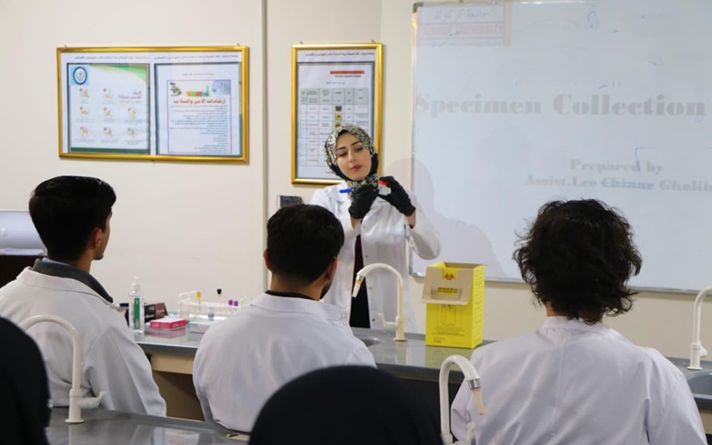 كلية الصيدلة تنظم ورشة عمل حول طرق أخذ العينات لإجراء الفحوصات المختبرية